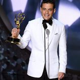 Rami Malek recogiendo el premio a Mejor actor de drama en los Emmy 2016