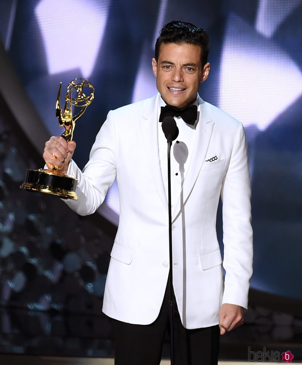 Rami Malek recogiendo el premio a Mejor actor de drama en los Emmy 2016