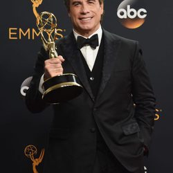 John Travolta con su premio de los Emmy 2016