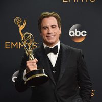 John Travolta con su premio de los Emmy 2016