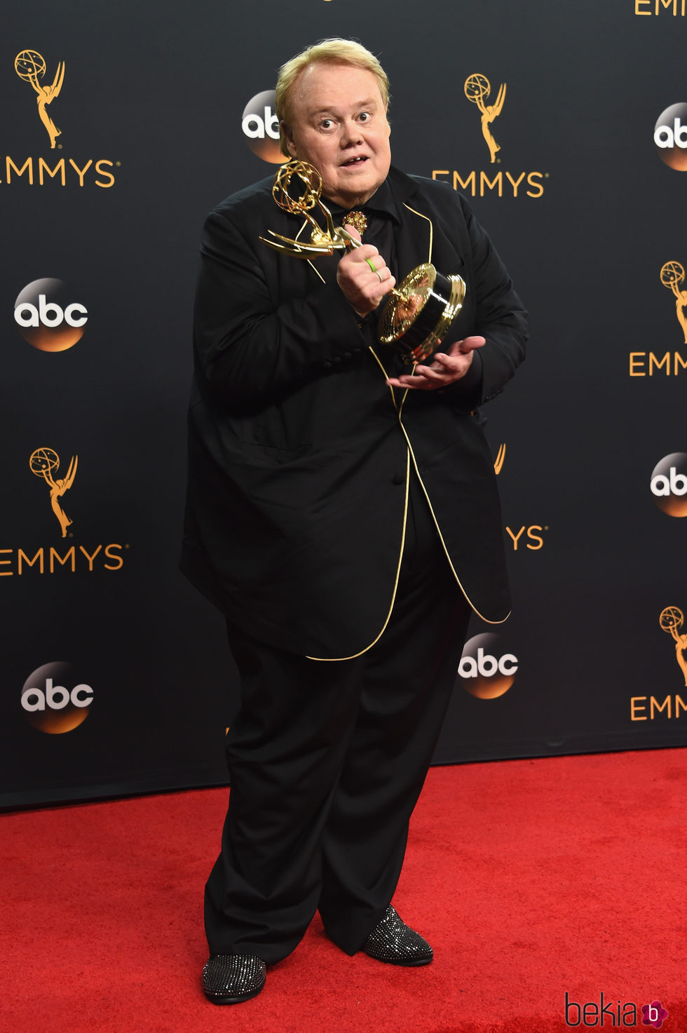 Louie Anderson con su premio a Mejor actor secundario de comedia de los Emmy 2016