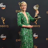 Sarah Paulson posa con su recién lograda estatuilla en los Premios Emmy 2016