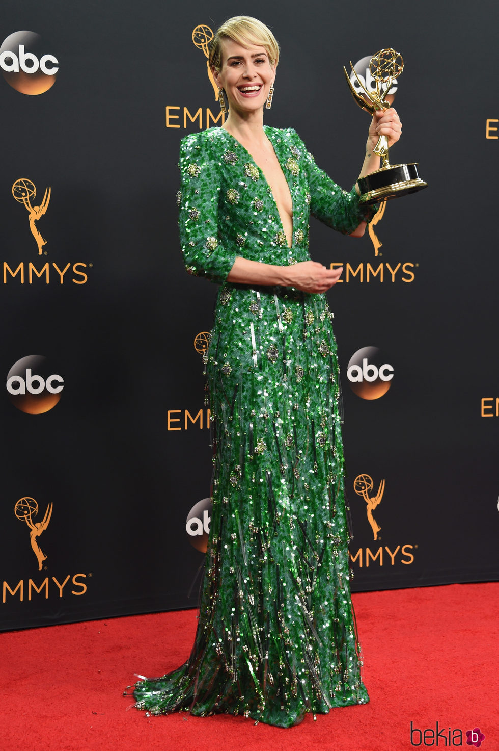 Sarah Paulson posa con su recién lograda estatuilla en los Premios Emmy 2016