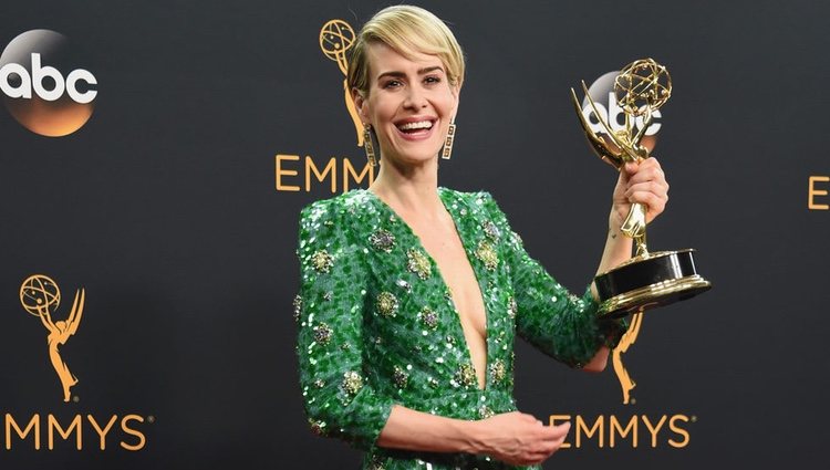 Sarah Paulson posa con su recién lograda estatuilla en los Premios Emmy 2016