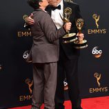 Jill Soloway y Jeffrey Tambor con sus premios de los Emmy 2016