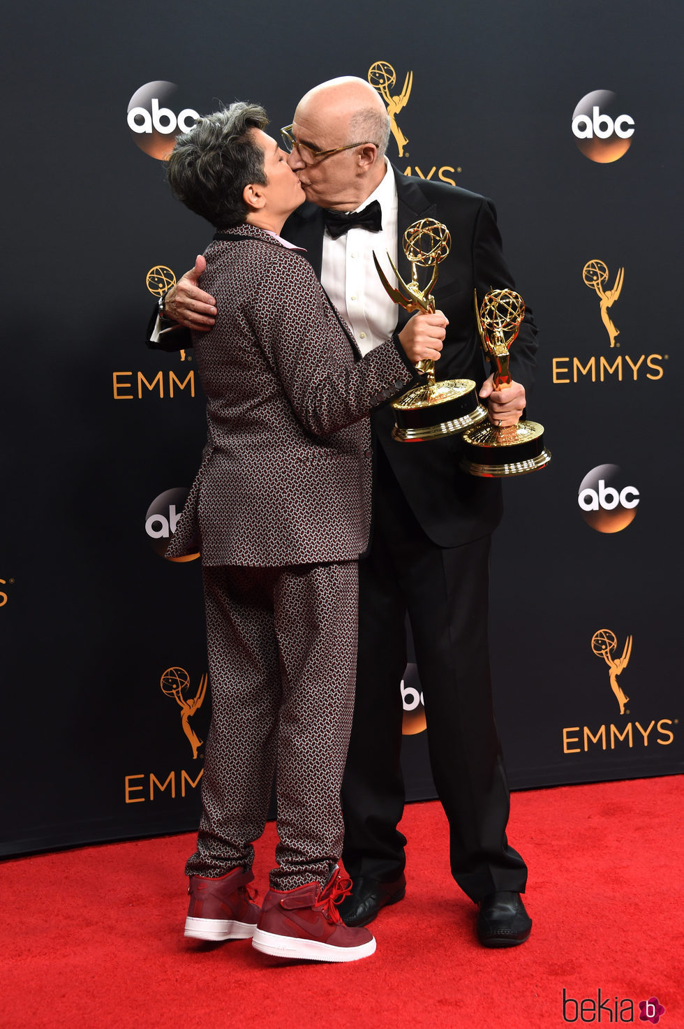 Jill Soloway y Jeffrey Tambor con sus premios de los Emmy 2016