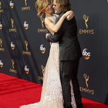 Felicity Huffman y  William H. Macy muy cariñosos en la alfombra roja de los Premios Emmy 2016