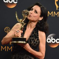 Julia Louis-Dreyfus emocionada al recoger su premio Emmy 2016