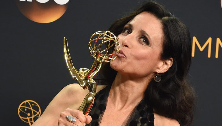 Julia Louis-Dreyfus emocionada al recoger su premio Emmy 2016