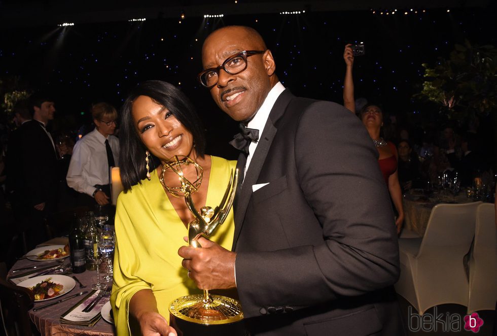 Angela Bassett y Courtney B. Vance en la fiesta celebrada tras los Premios Emmy 2016