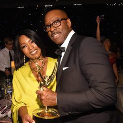 Angela Bassett y Courtney B. Vance en la fiesta celebrada tras los Premios Emmy 2016