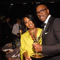 Angela Bassett y Courtney B. Vance en la fiesta celebrada tras los Premios Emmy 2016