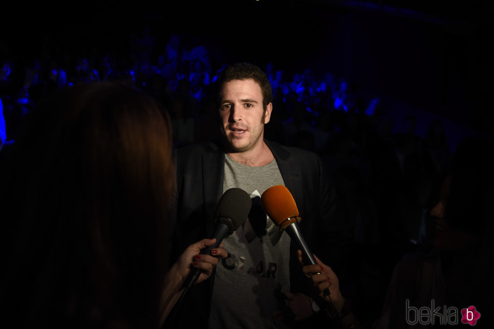 Álex Lequio hablando para los medios en la Semana de la Moda de Madrid 2016