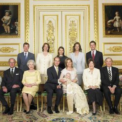 Lady Louise Windsor con sus padres, abuelos y padrinos en su bautizo