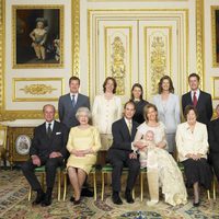 Lady Louise Windsor con sus padres, abuelos y padrinos en su bautizo