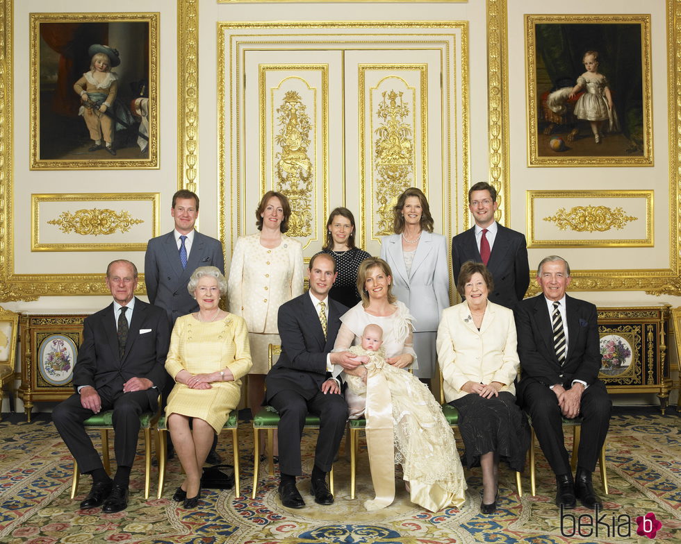 Lady Louise Windsor con sus padres, abuelos y padrinos en su bautizo