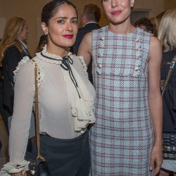 Salma Hayek y Carlota Casiraghi en la inauguración de una exposición en París