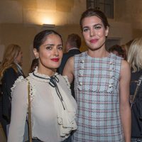 Salma Hayek y Carlota Casiraghi en la inauguración de una exposición en París