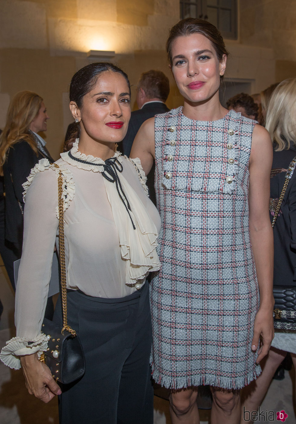 Salma Hayek y Carlota Casiraghi en la inauguración de una exposición en París