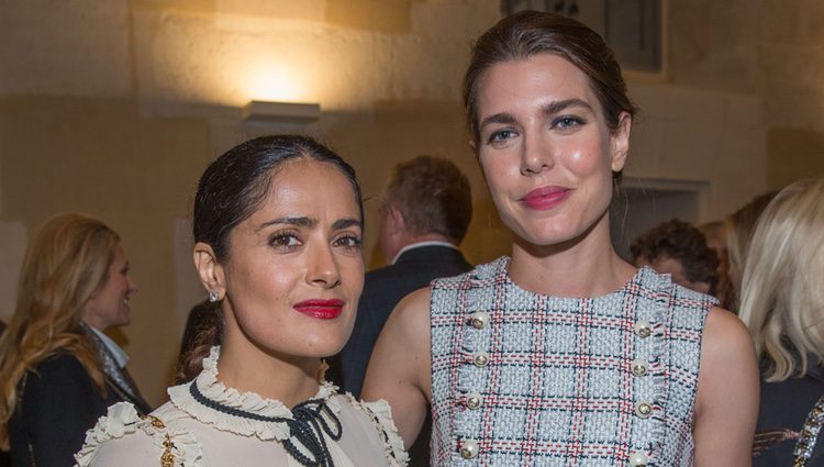 Salma Hayek y Carlota Casiraghi en la inauguración de una exposición en París