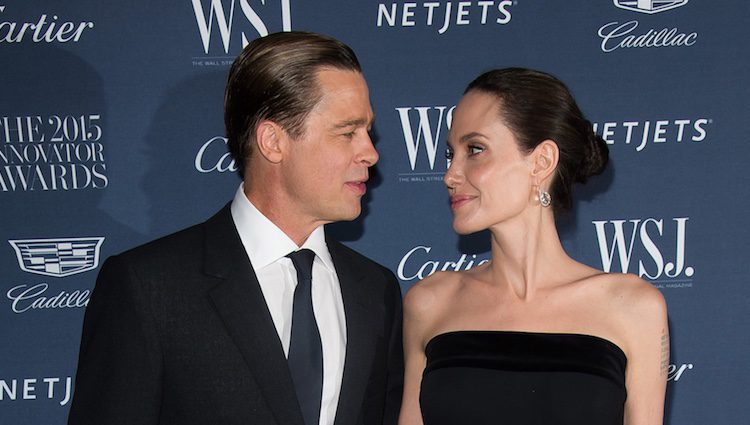 Brad Pitt y Angelina Jolie muy acaramelados en la entrega de premios de la revista the WSJ Magazine Innovator