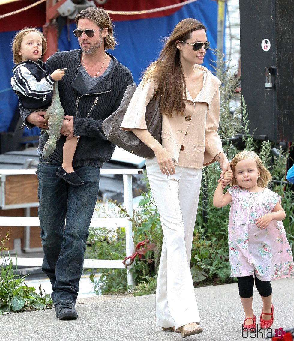 Brad Pitt y Angelina Jolie en Londres con Knox y Vivienne