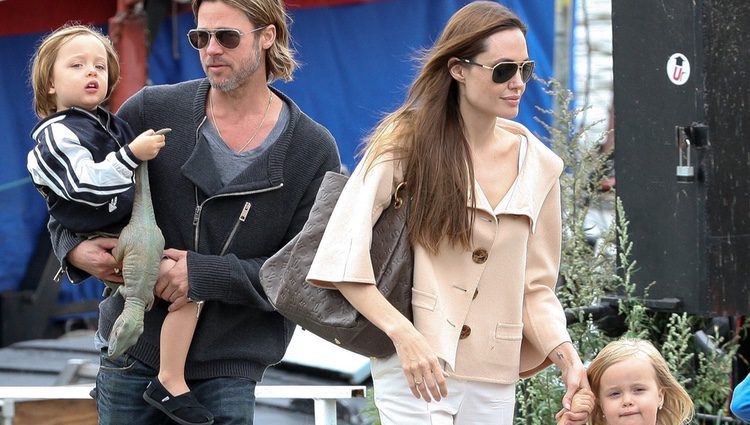 Brad Pitt y Angelina Jolie en Londres con Knox y Vivienne