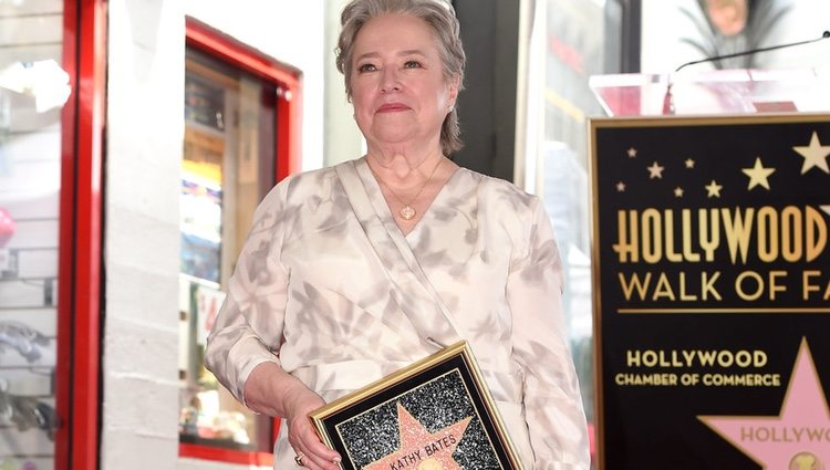 Kathy Bates posa con su estrella en el Paseo de la Fama de Hollywood