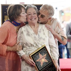 Kathy Bates es besada por Shirley MacLaine y Billy Bob Thornton