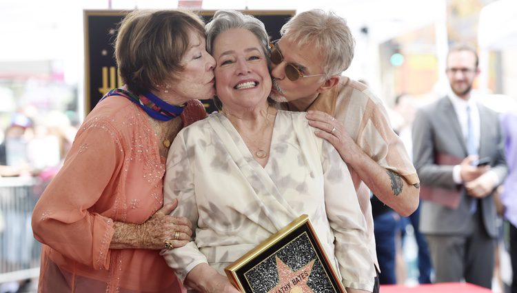 Kathy Bates es besada por Shirley MacLaine y Billy Bob Thornton