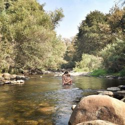 Raquel del Rosario bañándose en un río de California con su hijo Leo