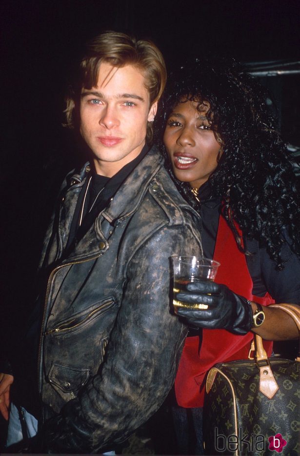 Brad Pitt con Sinitta a finales de los 80