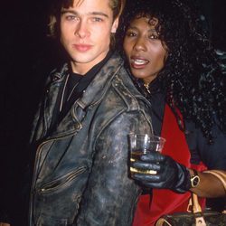 Brad Pitt con Sinitta a finales de los 80