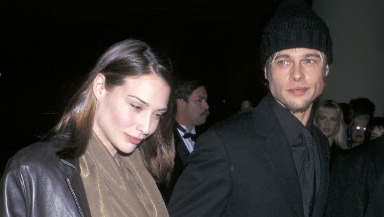 Claire Forlani y Brad Pitt