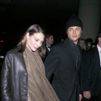 Claire Forlani y Brad Pitt