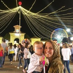 Yolanda ('GH 15') junto a su hija Valeria en la Feria de Albacete