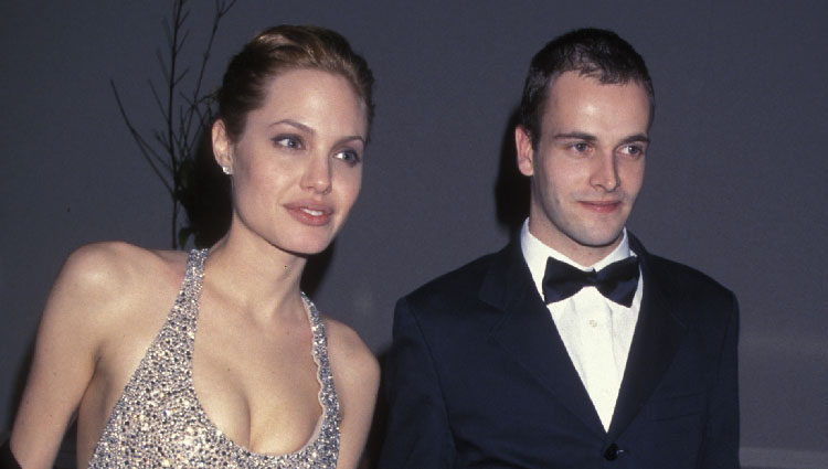 Angelina Jolie y Jonny Lee Miller en un evento