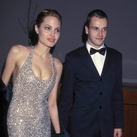 Angelina Jolie y Jonny Lee Miller en un evento