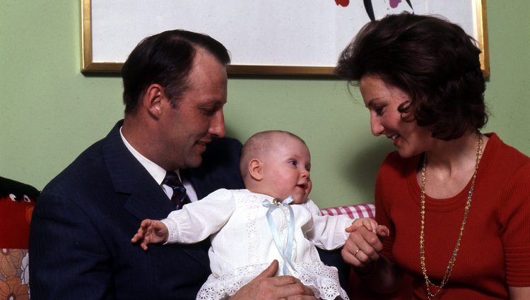 Marta Luisa de Noruega de bebé con sus padres Harald y Sonia de Noruega