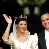 Marta Luisa de Noruega y Ari Behn saludan en su boda