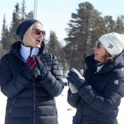 Mette-Marit de Noruega y su cuñada Marta Luisa de Noruega ríen divertidas