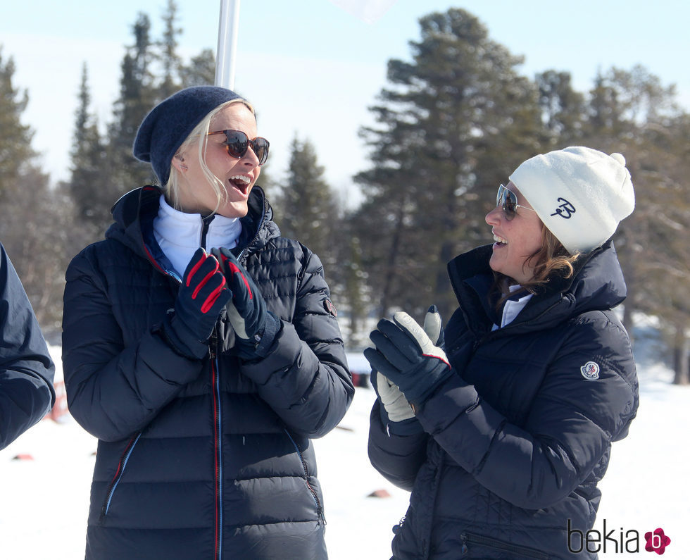 Mette-Marit de Noruega y su cuñada Marta Luisa de Noruega ríen divertidas