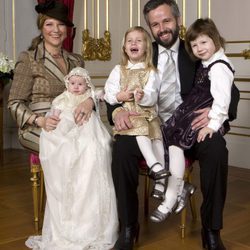 Marta Luisa de Noruega y Ari Behn con sus tres hijas