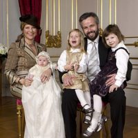 Marta Luisa de Noruega y Ari Behn con sus tres hijas