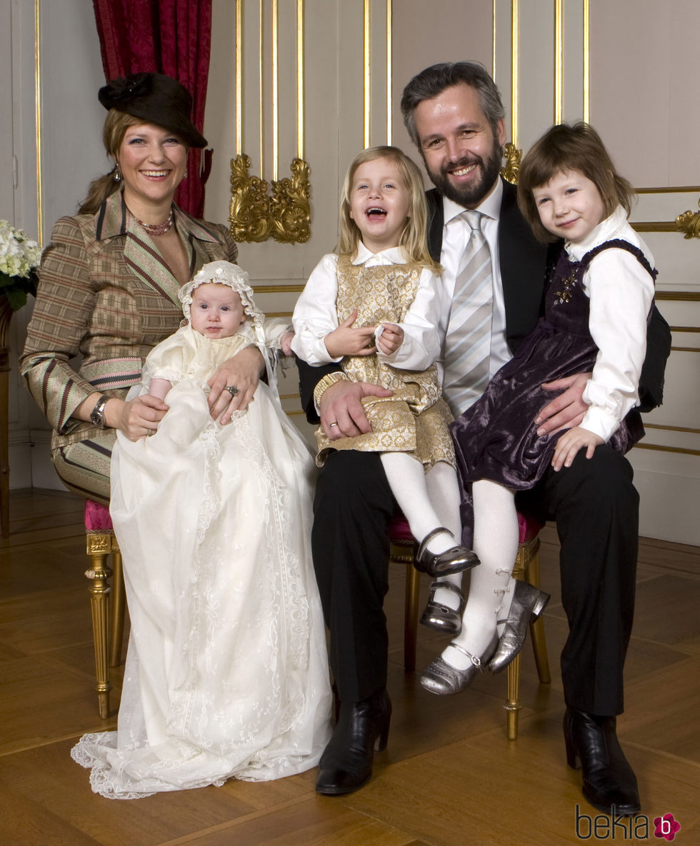 Marta Luisa de Noruega y Ari Behn con sus tres hijas