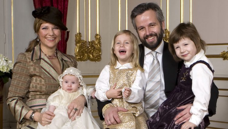 Marta Luisa de Noruega y Ari Behn con sus tres hijas