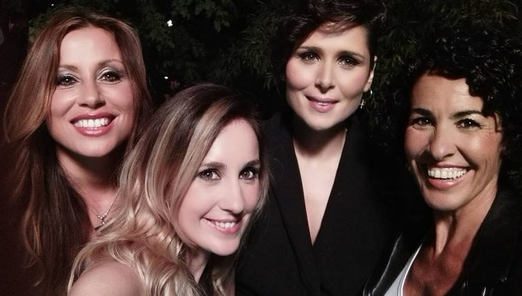 Rosa López, Verónica Romeo y Mireia Montávez posan con Nina