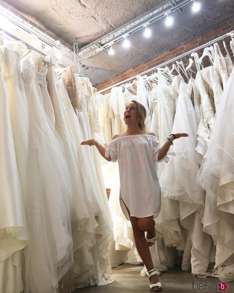 Yoli ('GH 15') rodeada de vestidos de novia