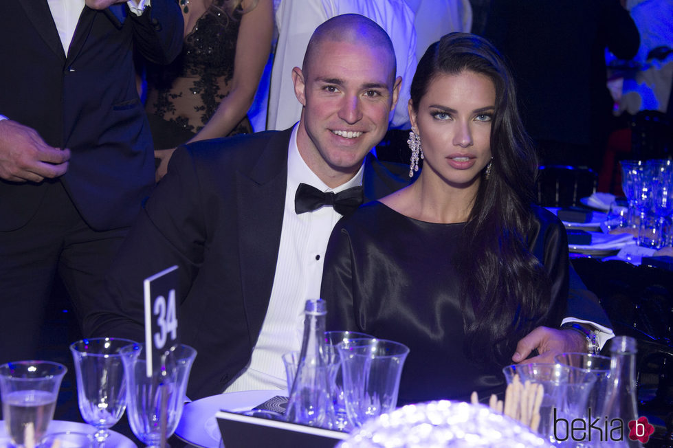 Adriana Lima y Joe Thomas en un evento