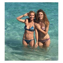 Elsa Pataky con su cuñada en el Mediterráneo